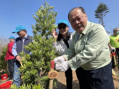 屏東林區管理處處長楊瑞芬(左)、與縣長陳光復共同植樹 (2)